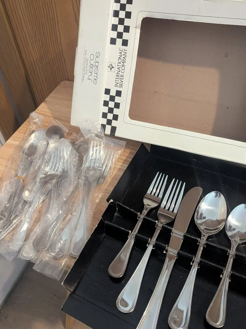New 20 Piece International Silver Co Stainless Flatware Cutlery Set VTG Serves 4